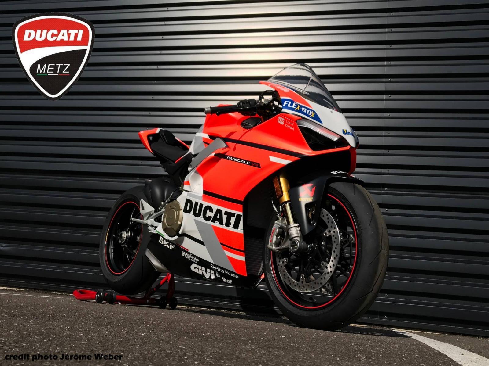 1600x1200 Ducati Panigale V4 Wallpaper