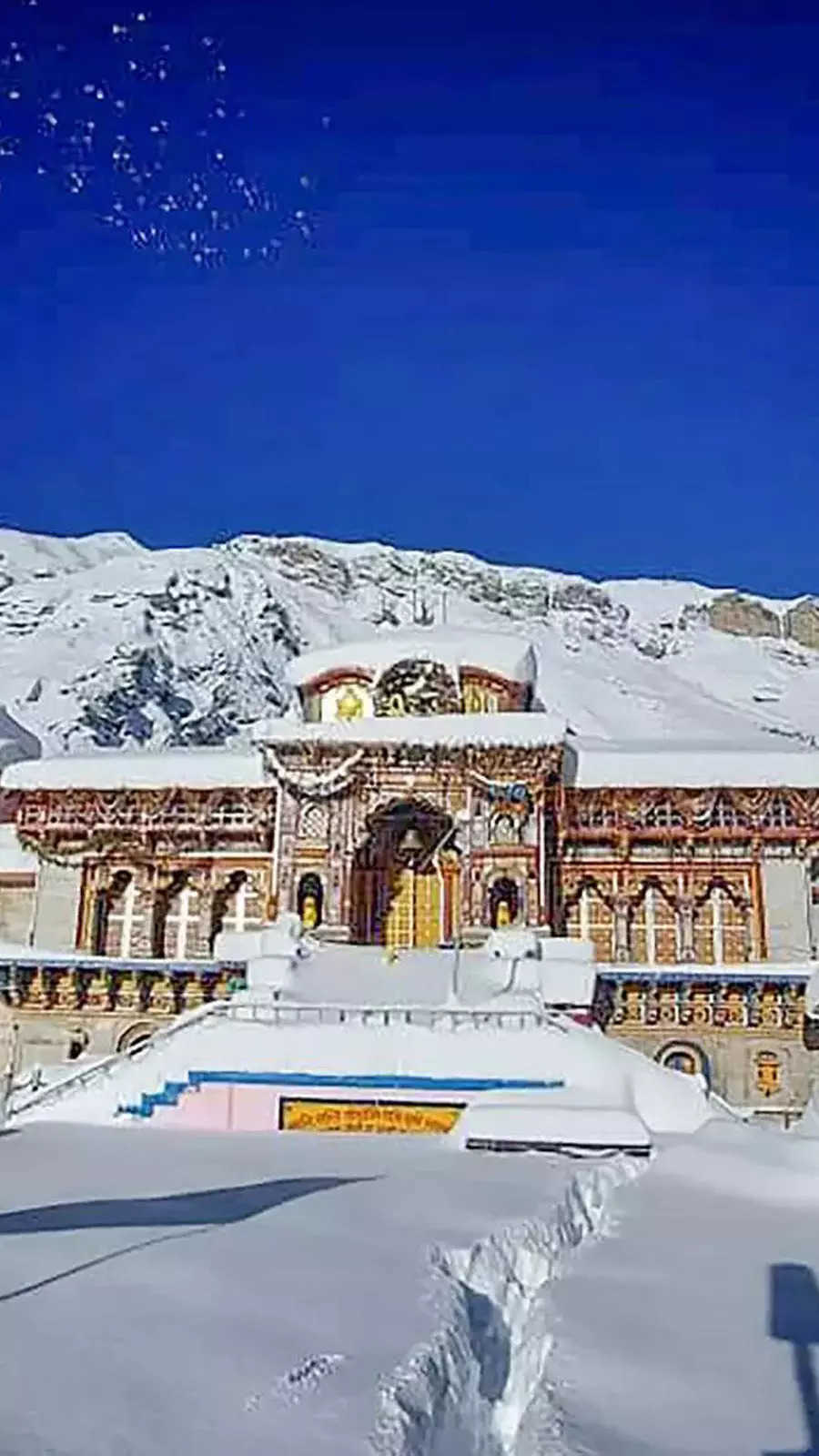 900x1600 In Photo: Badrinath Temple Wrapped