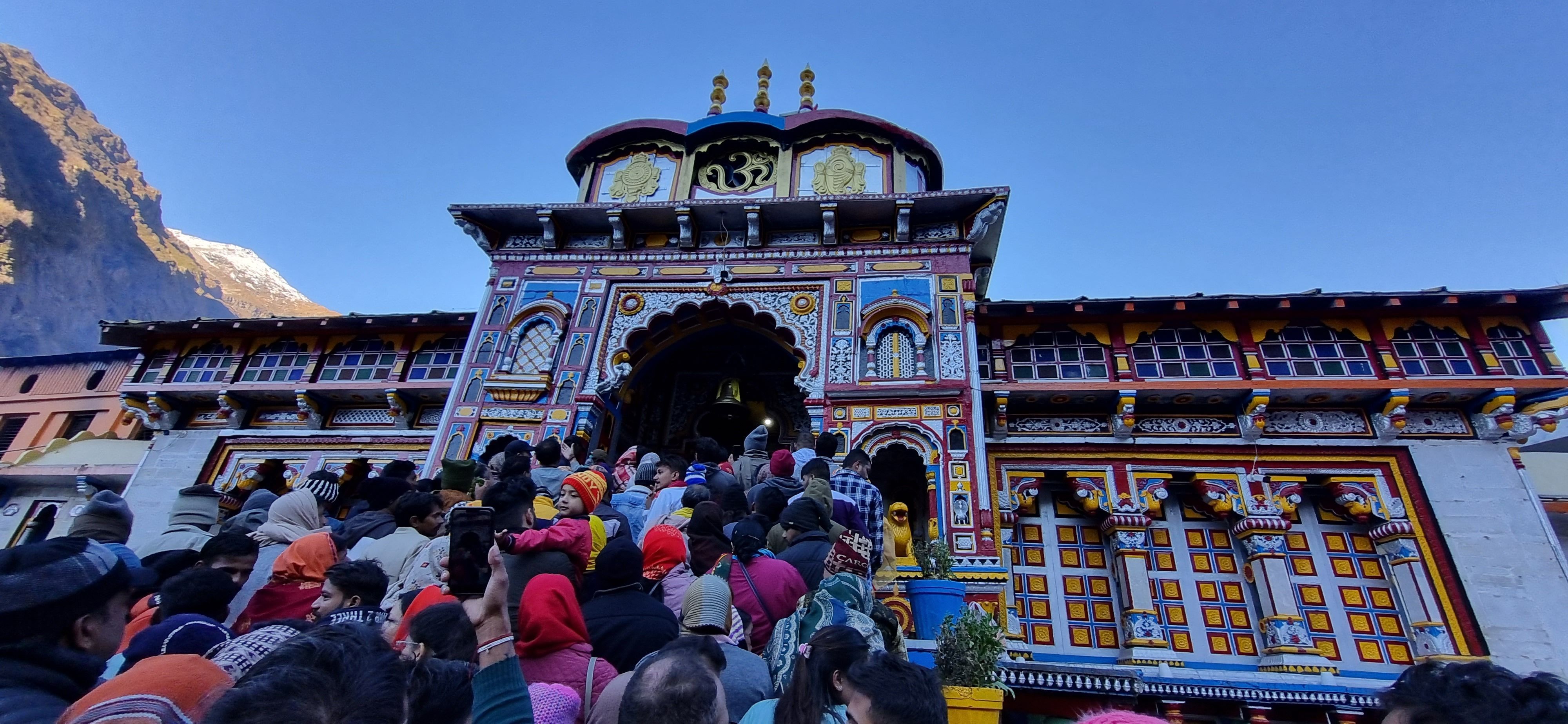 4000x1848 Devotees at the Badrinath Temple