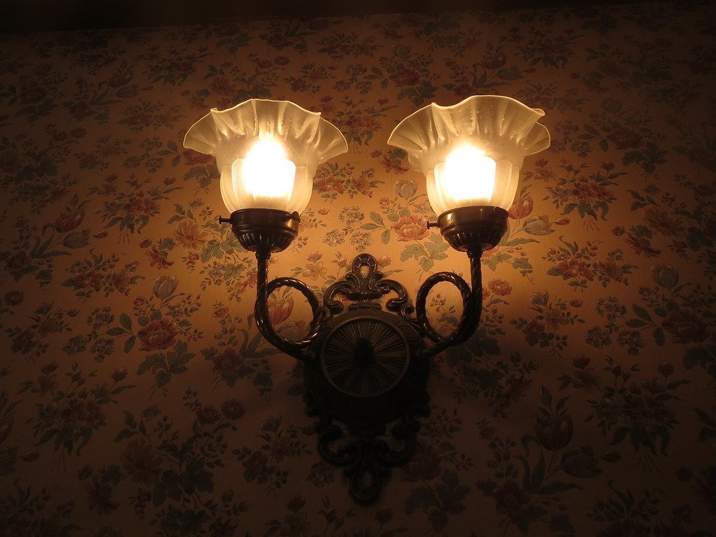 1024x768 Old Lamp and Vintage Wallpaper