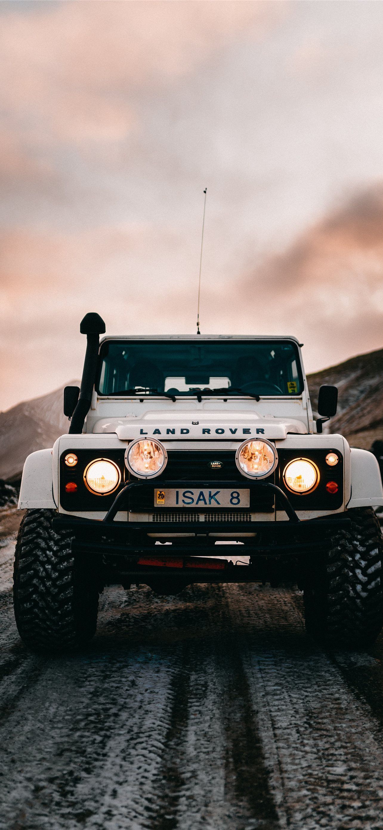1284x2778 land rover defender wallpaper