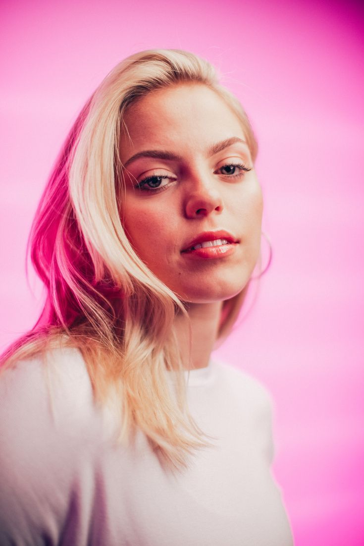 735x1102 Reneé Rapp Wallpaper