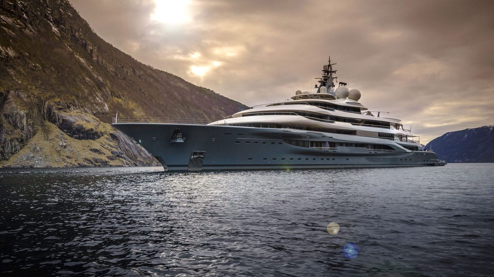 1600x900 Superyacht Flying Fox