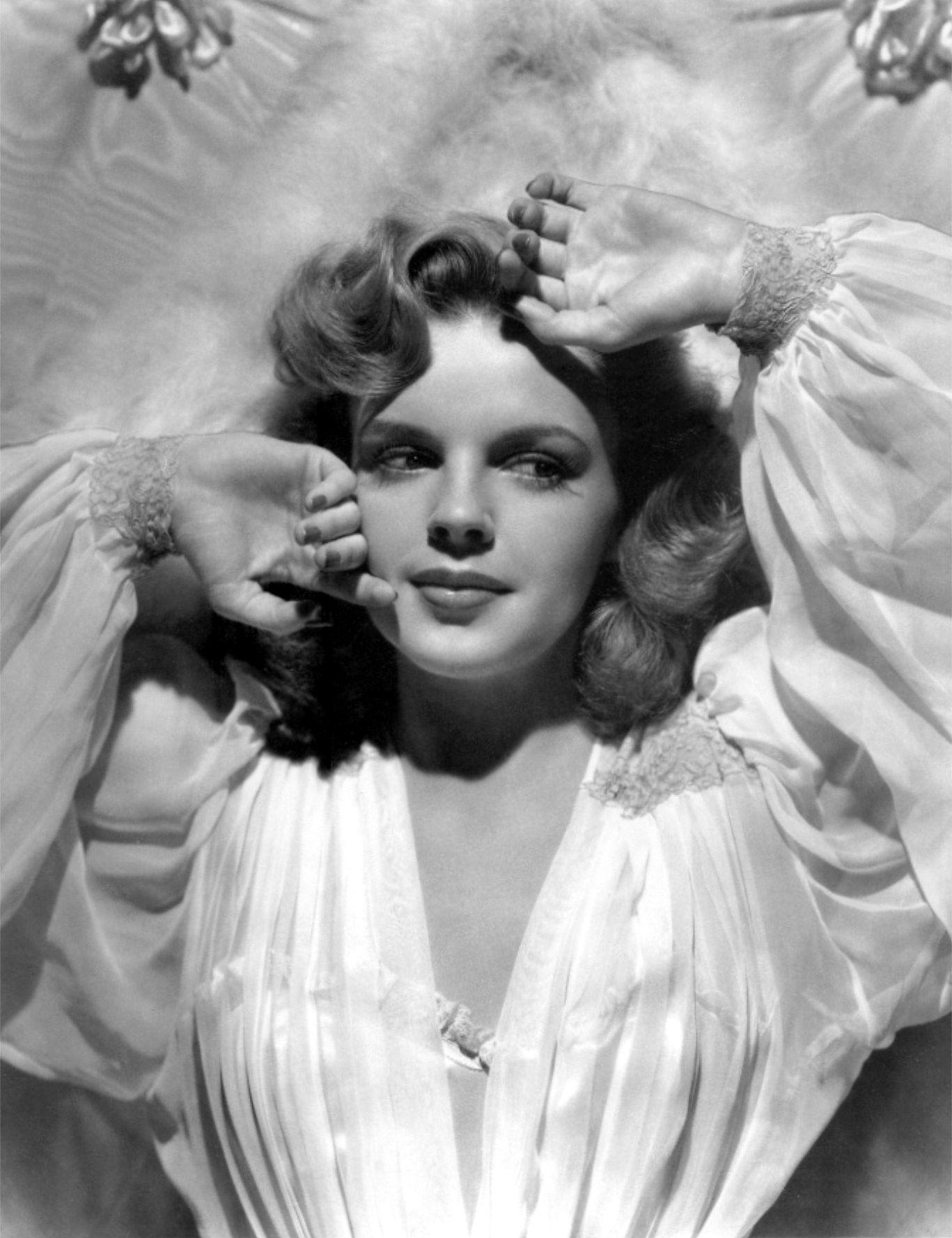 1367x1777 Judy Garland Wallpaper