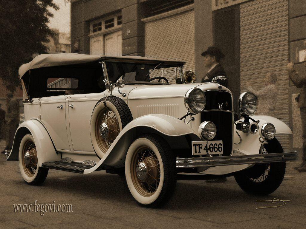 1024x768 Beauty Babes: Classic Car Wallpaper