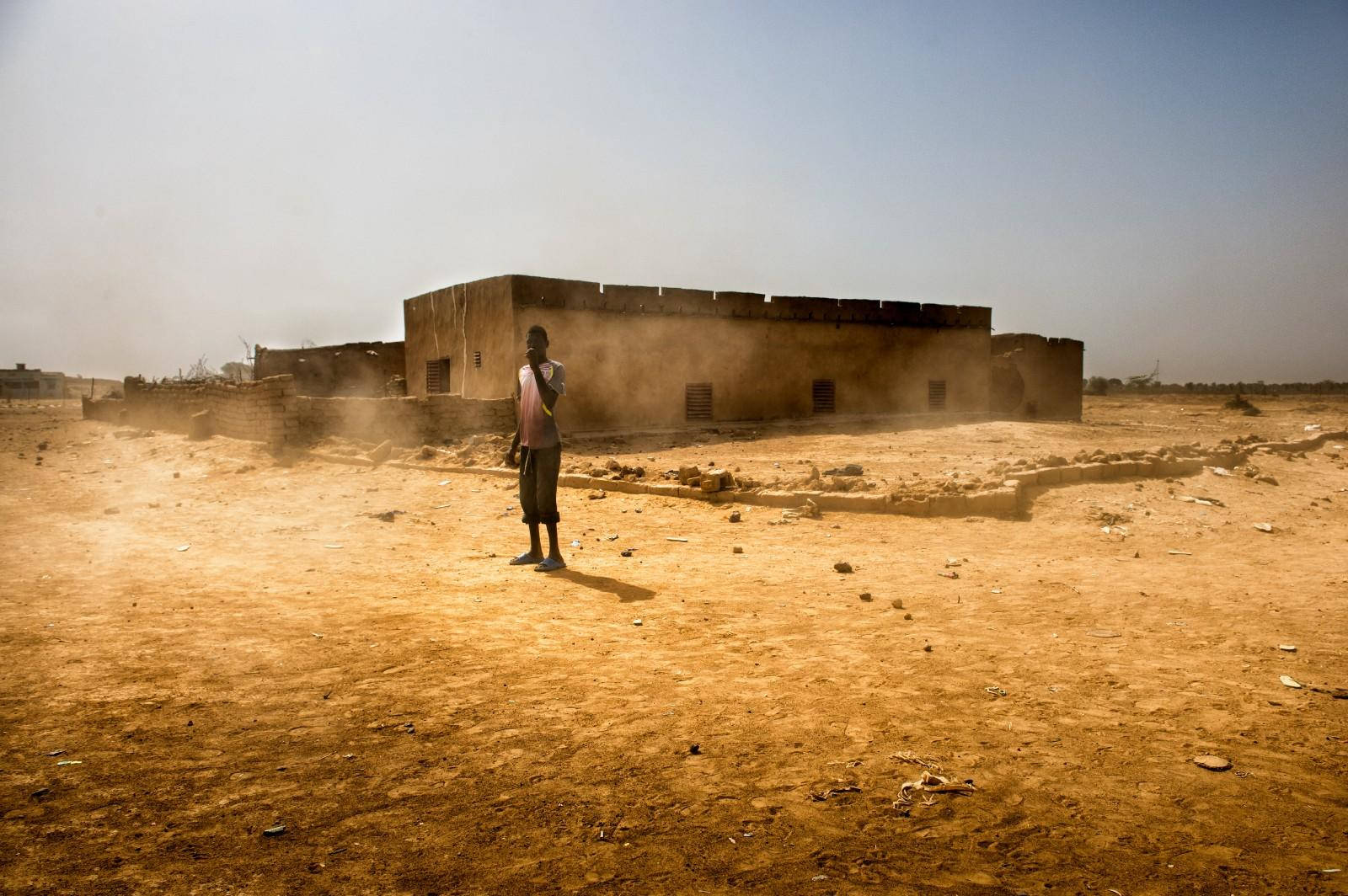 1600x1064 Mauritania Man Standing Wallpaper