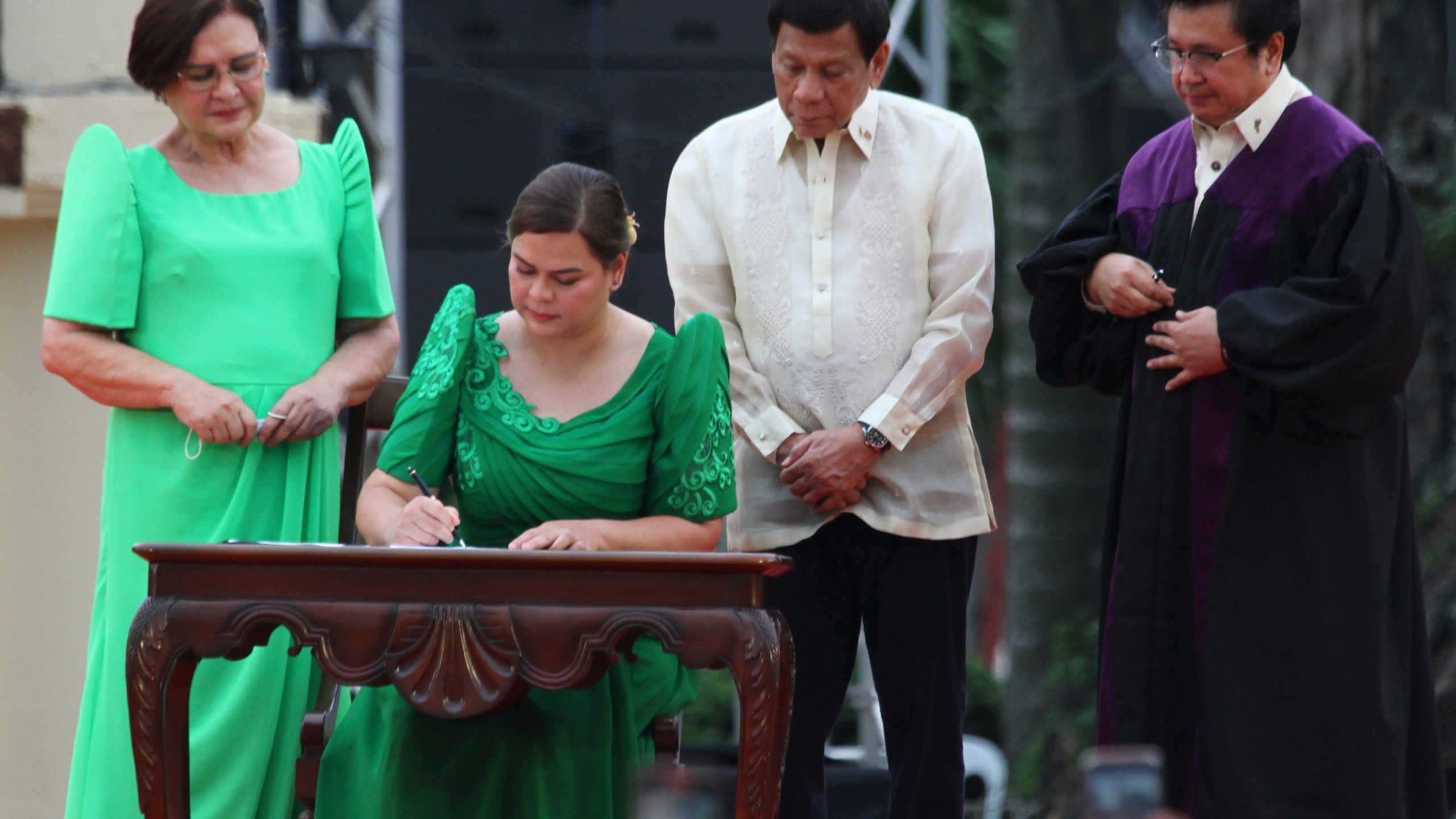 2560x1440 takes oath as Philippine vice president