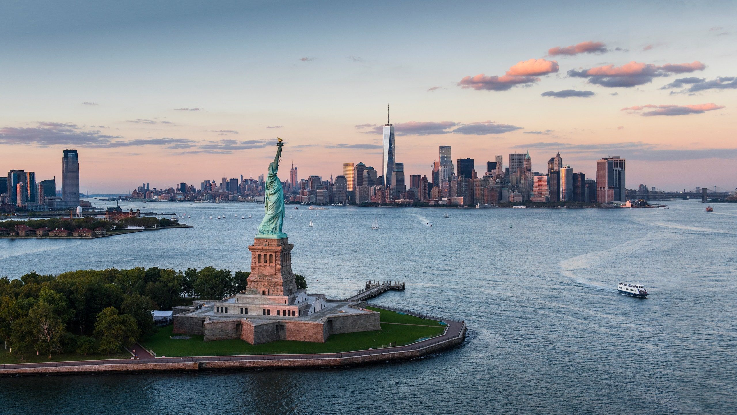 2560x1440 the Statue of Liberty a Muslim Woman