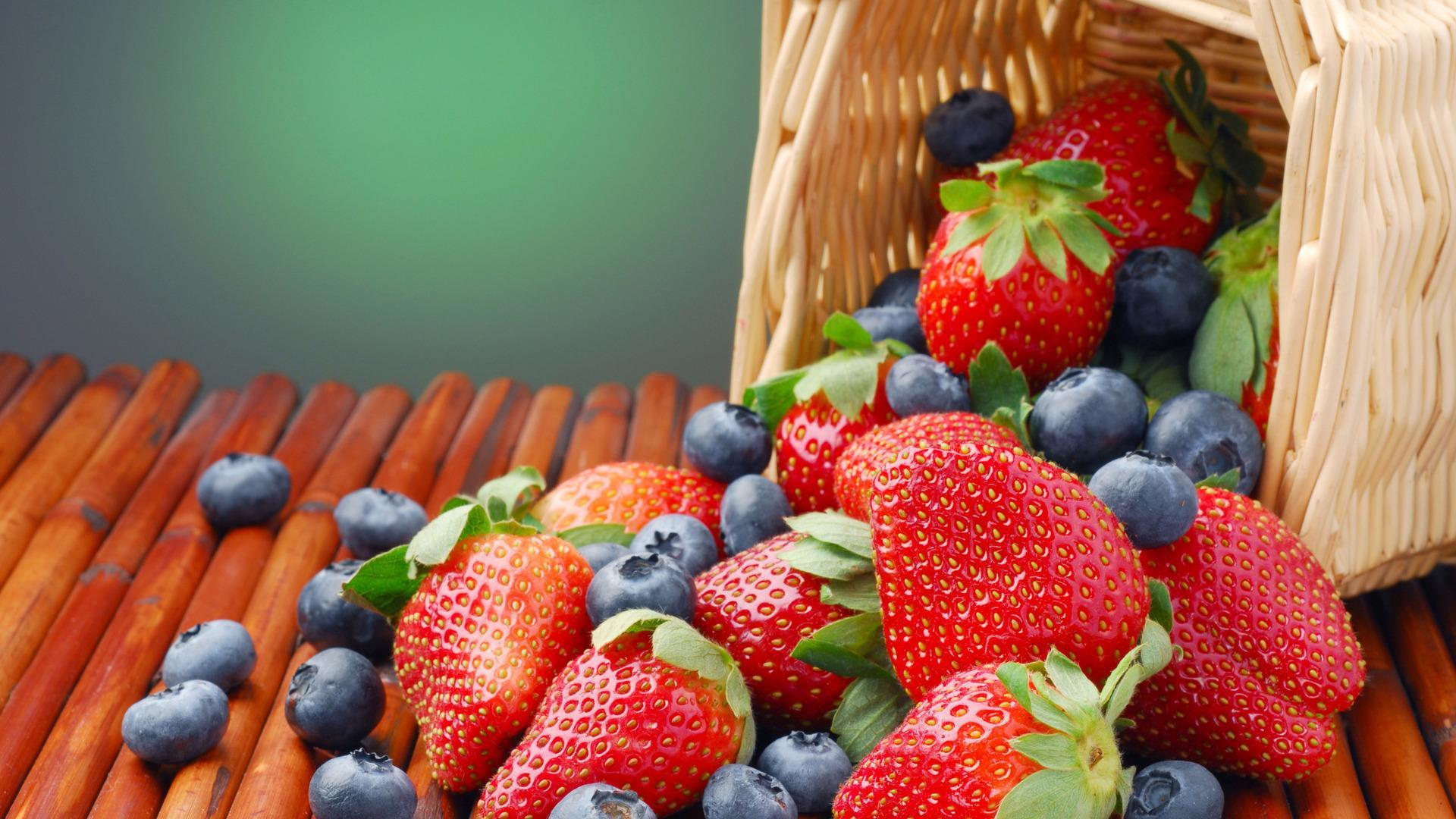1920x1080 Strawberries and blueberries HD desktop wallpaper