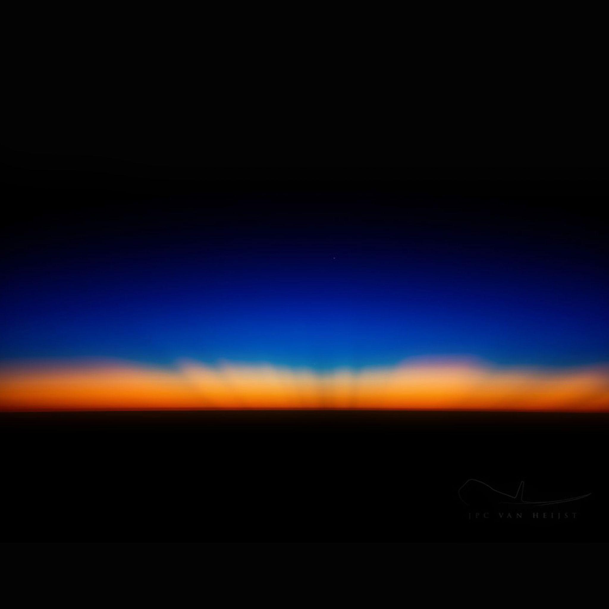 2048x2048 Sunset Dark Red Blue Horizontal Blur Gradation Wallpaper