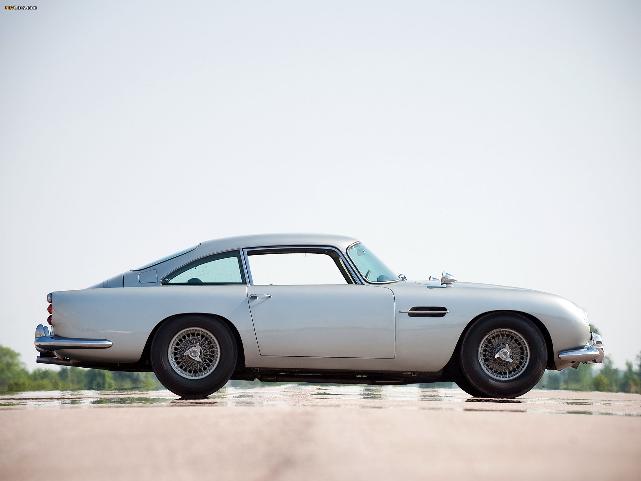 2048x1536 Aston Martin DB5 James Bond