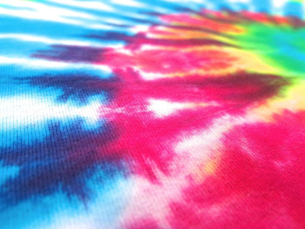 1024x768 How to Tie Dye an Old White Shirt: 14 Steps (with Picture)