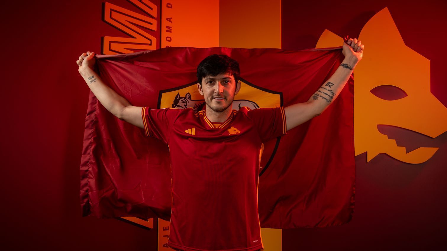 1511x850 Gallery: Azmoun in a Giallorossi shirt