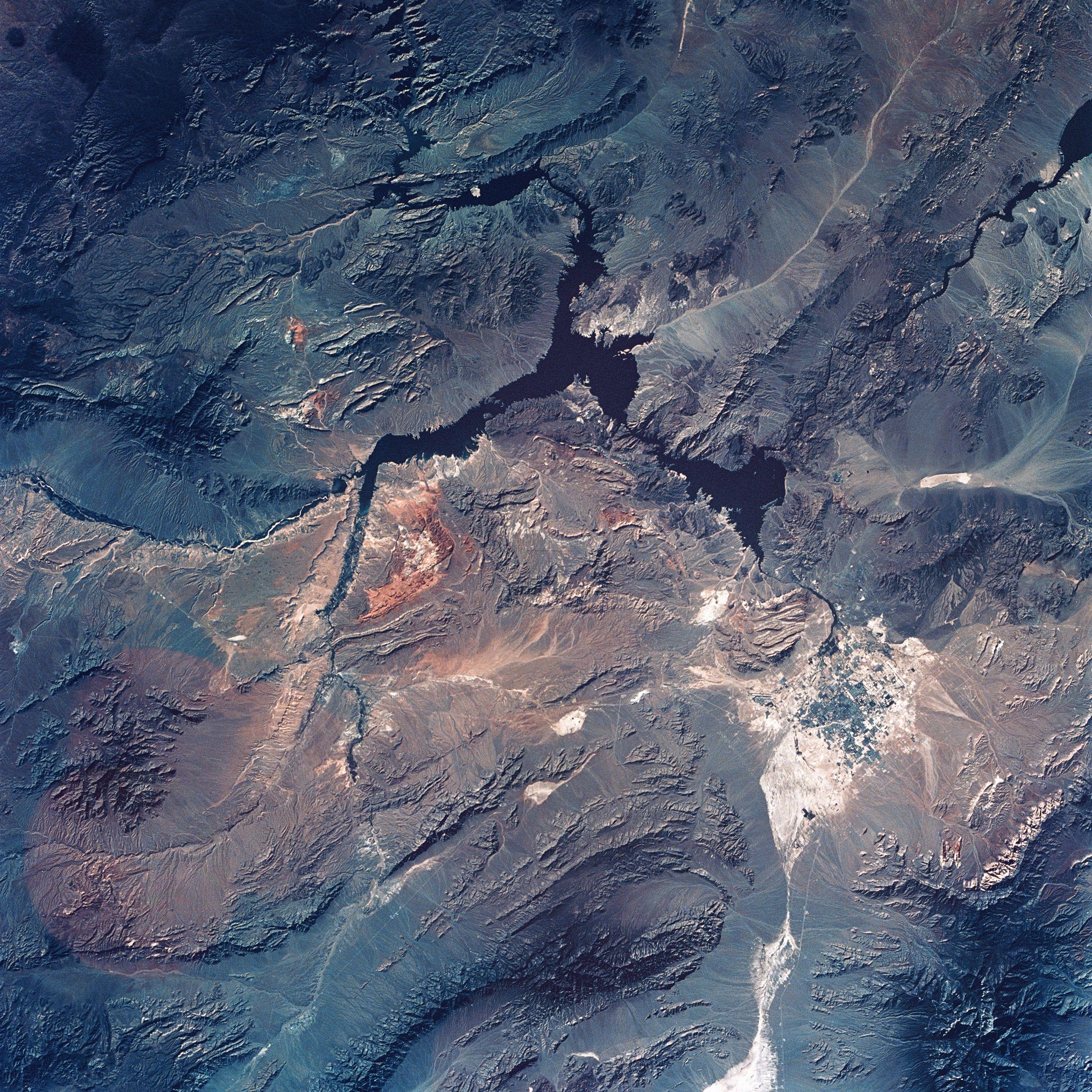 2732x2732 Wallpaper of the week: Earth