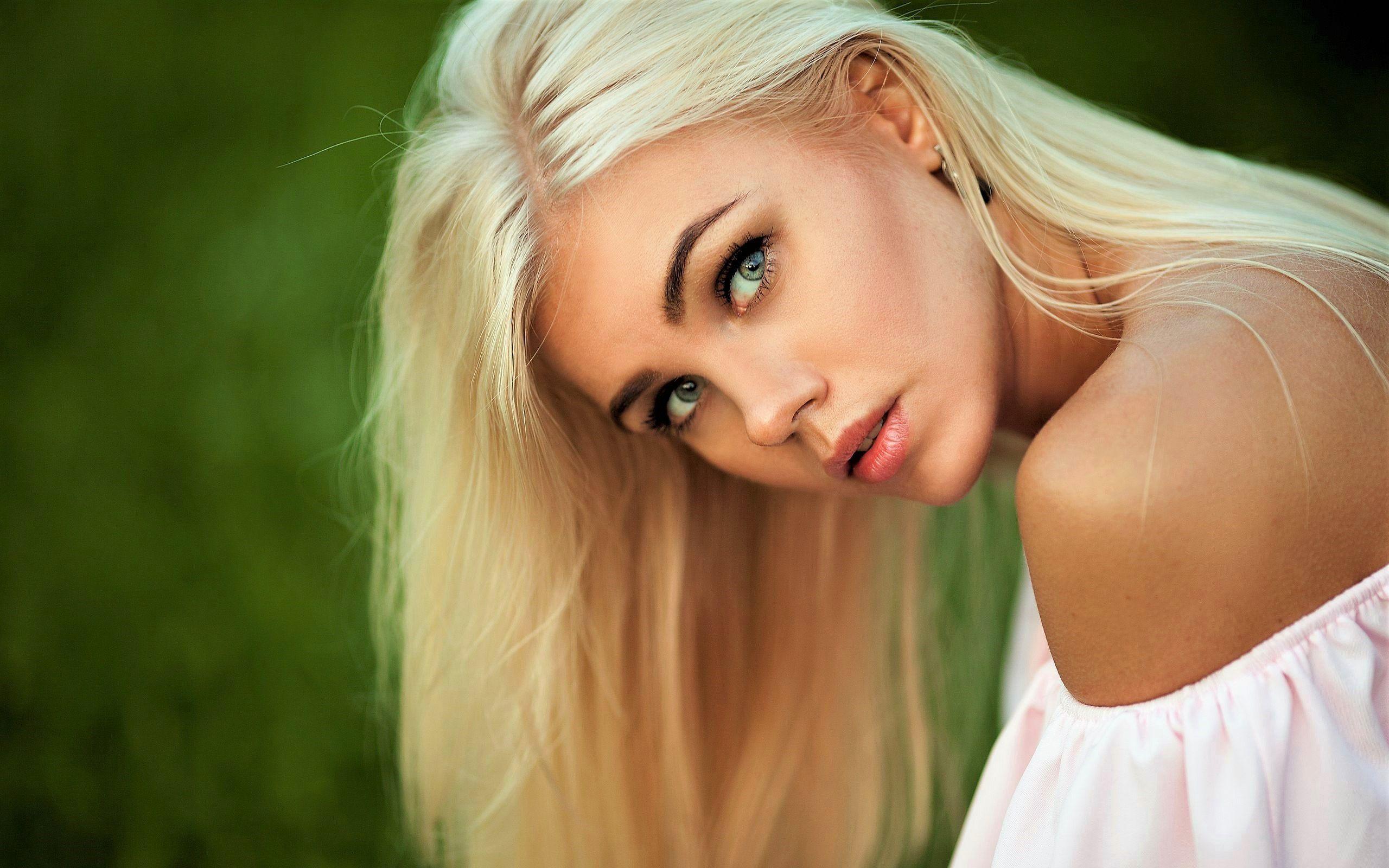 2560x1600 Pretty Woman Wallpaper