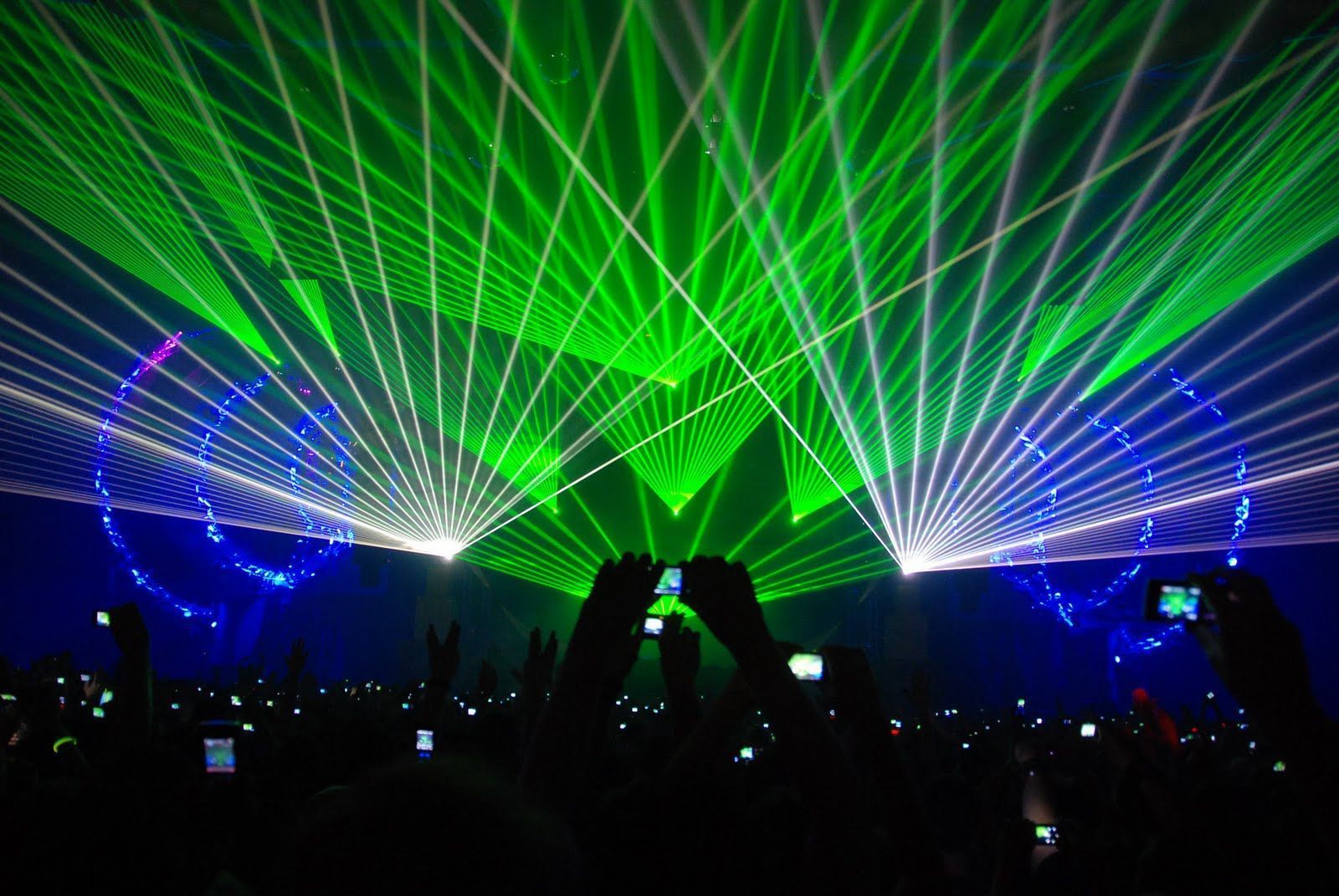 1600x1071 DJ Laser Light: Enhancing Live Events