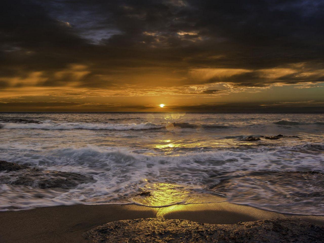 1280x960 Download wallpaper 1280x960 sea, sunrise, surf standard 4:3