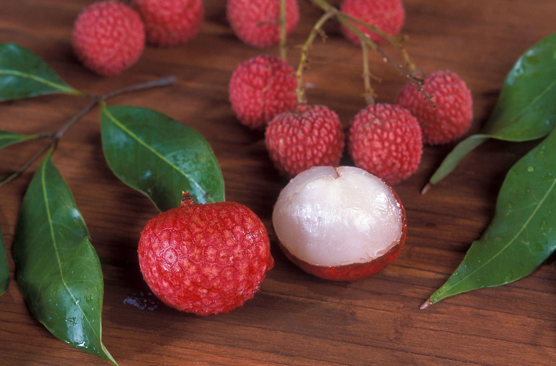 1920x1264 Litchi Wallpaper