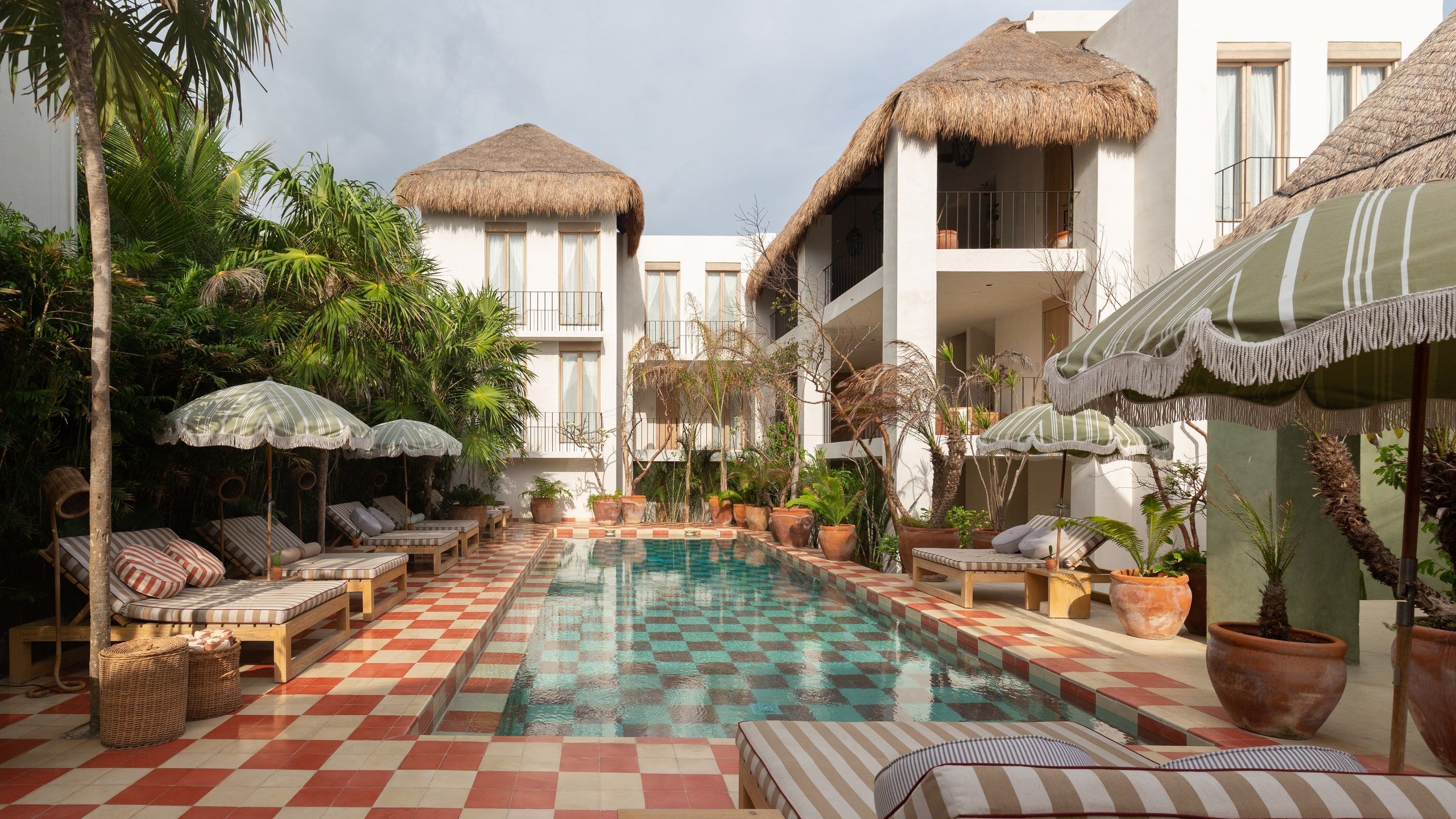 2560x1440 Hotel Panamera