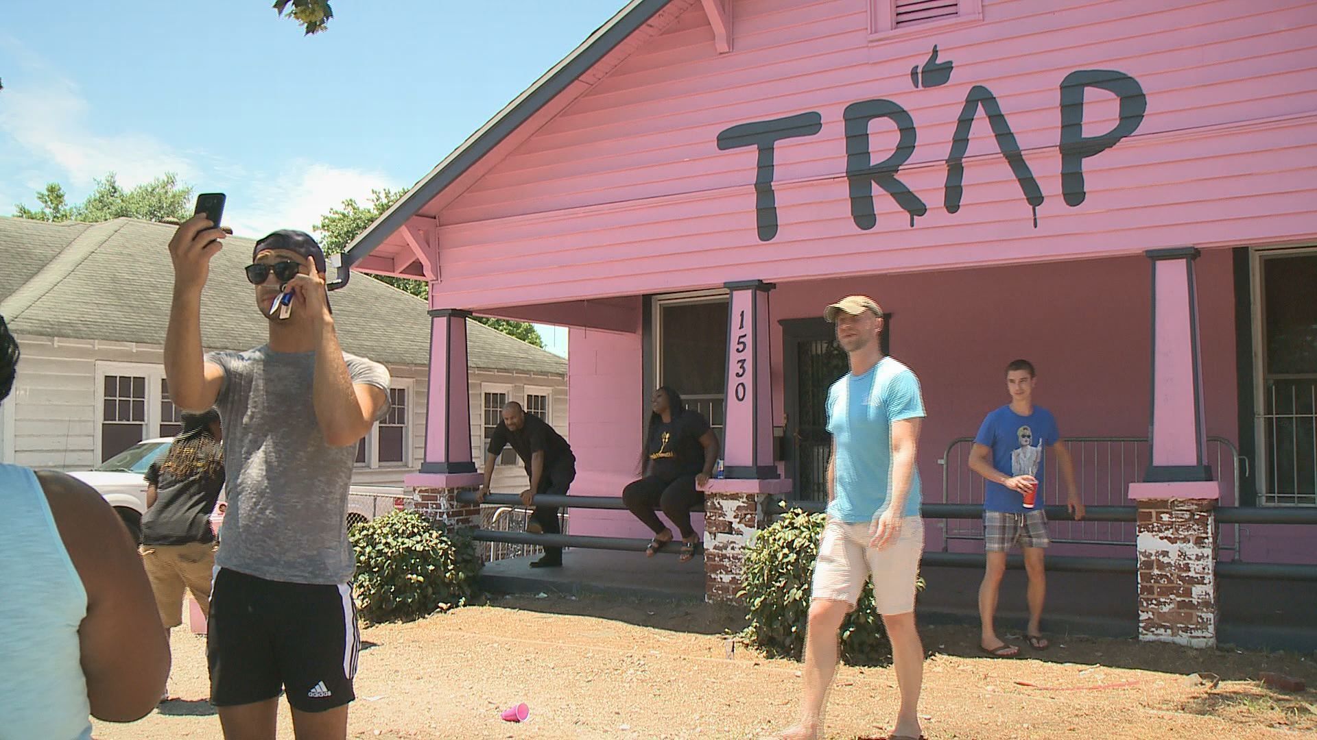 1920x1080 Chainz's pink 'Trap House'. A 'genius' marketing sensation