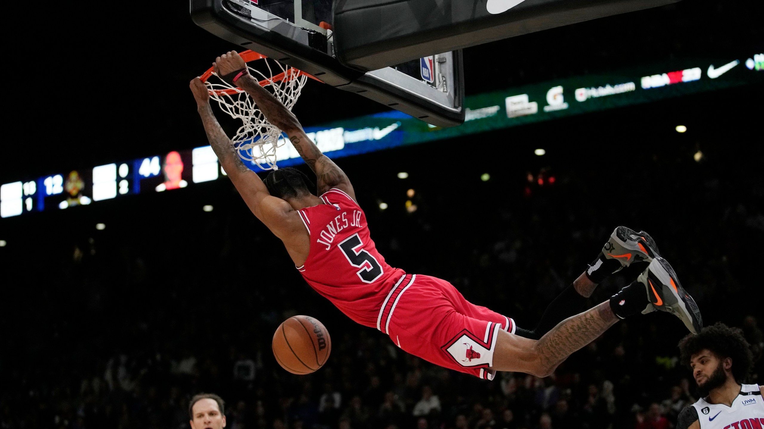 2560x1440 LaVine scores Bulls defeat Pistons