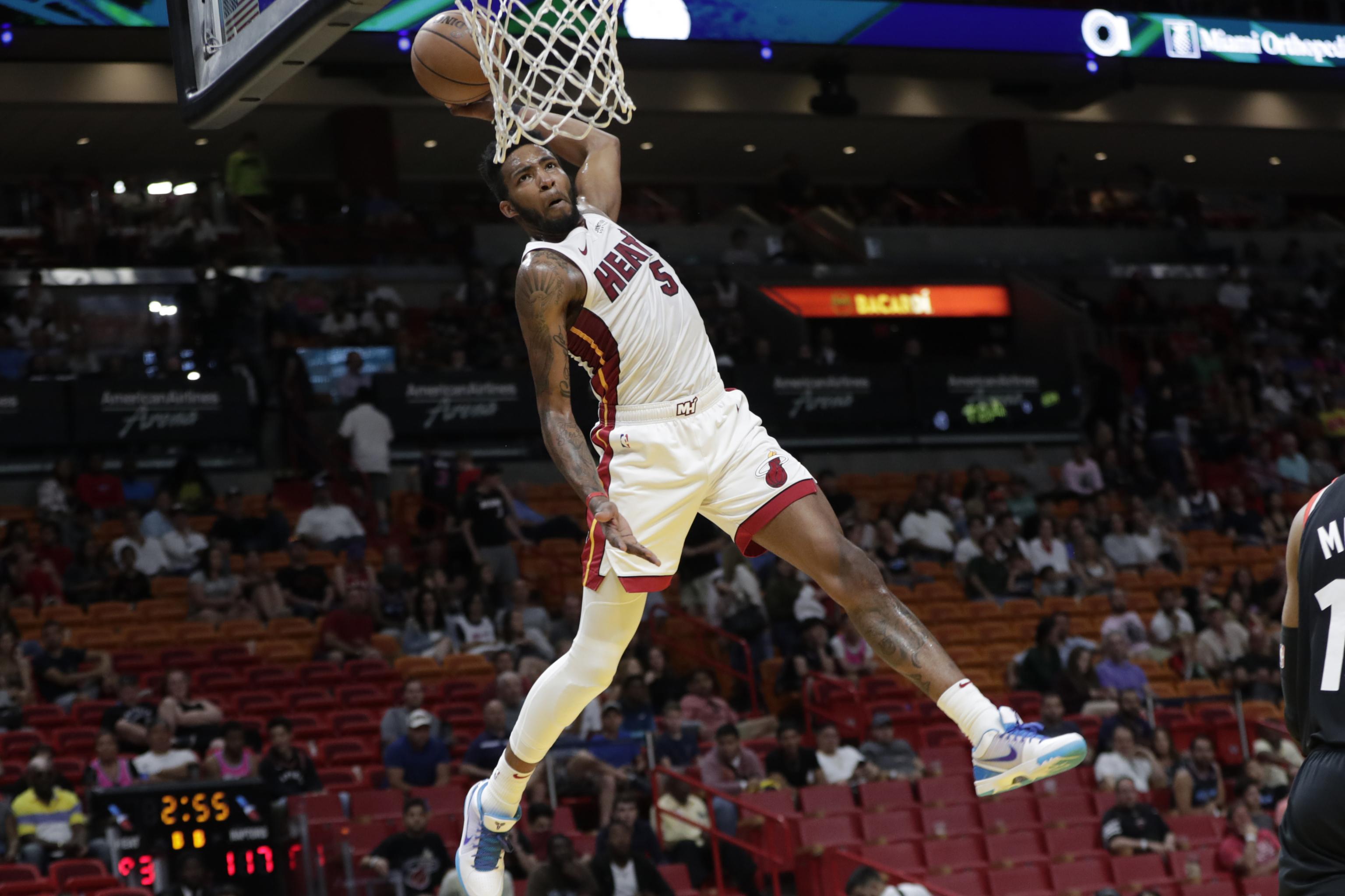 3072x2048 Miami Heat Dunks Wallpaper
