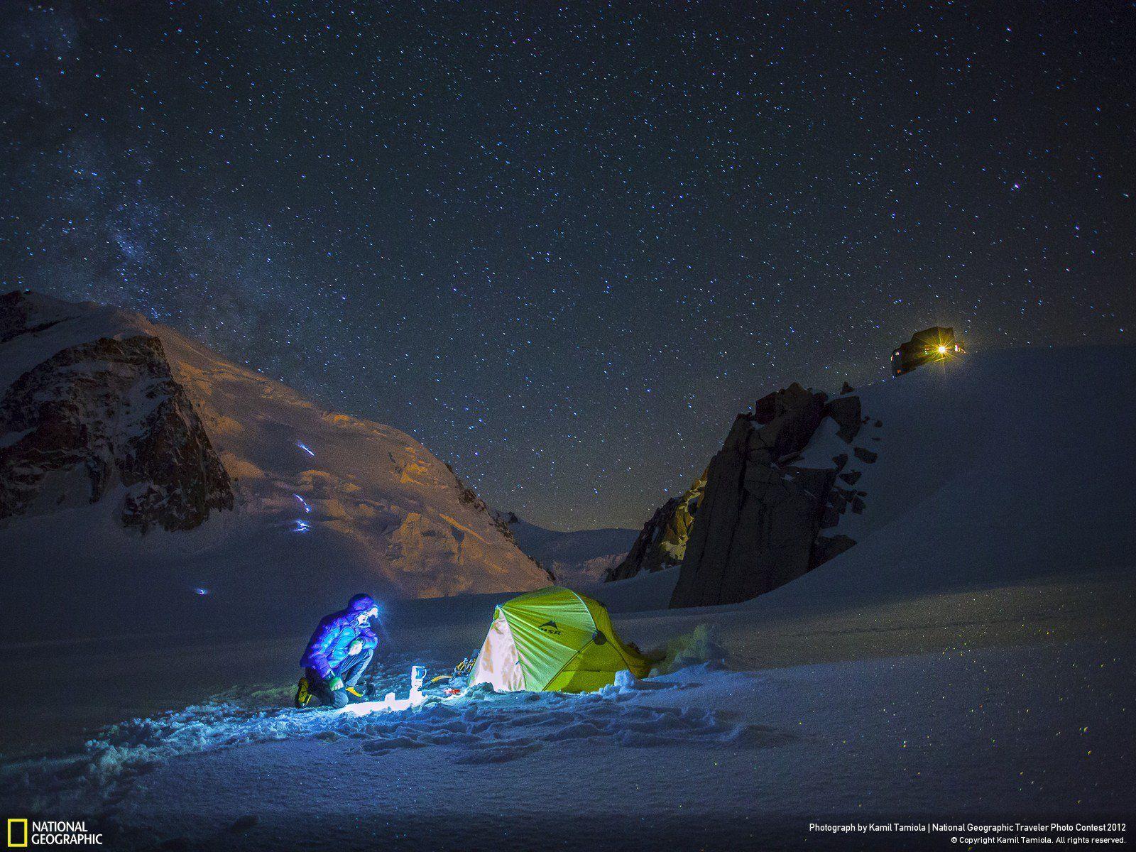 Night camp. Палатка ночью. Палатка в заснеженных горах. Палатка в горах ночью. Палатка горы звезды.