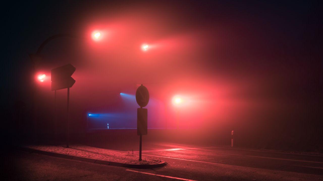 1280x720 Wallpaper Traffic lights, Night, Mist, Fog, HD, Photography