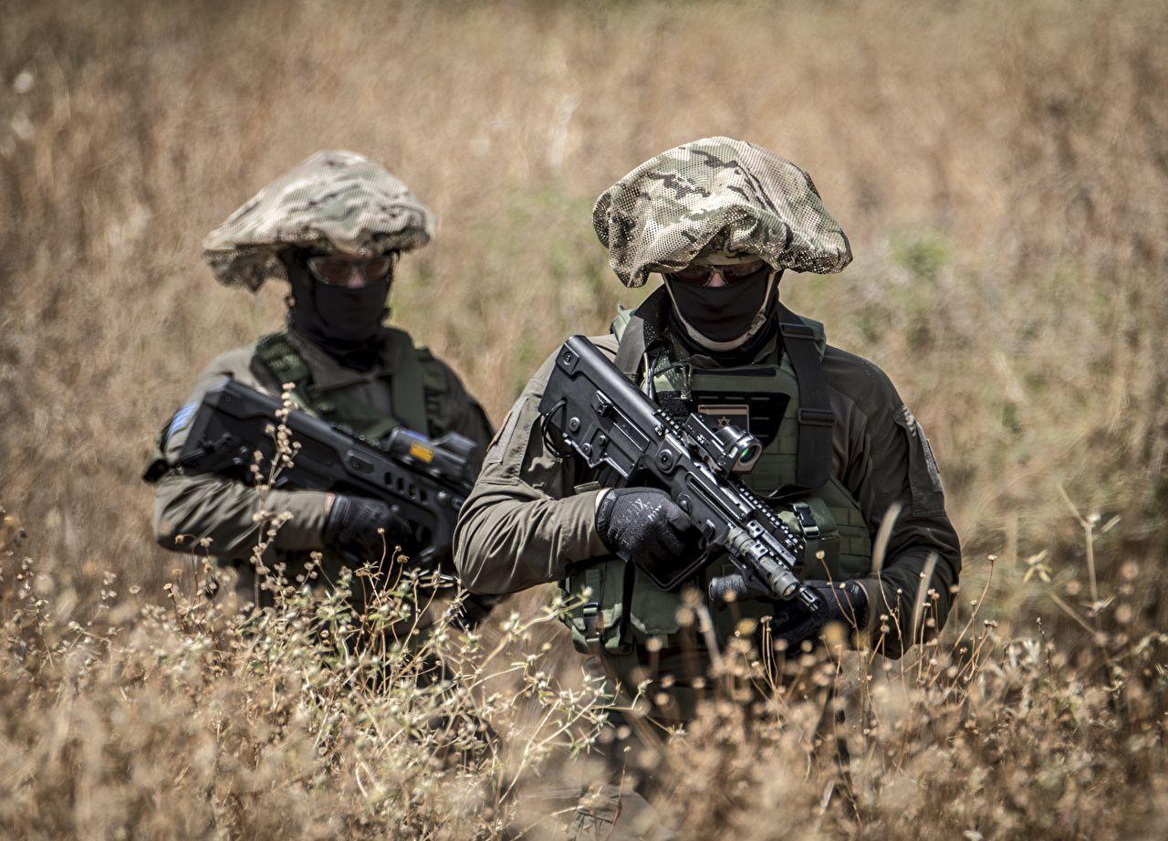 1280x921 Desktop Wallpaper Soldiers Camouflage Assault rifle Two Grass