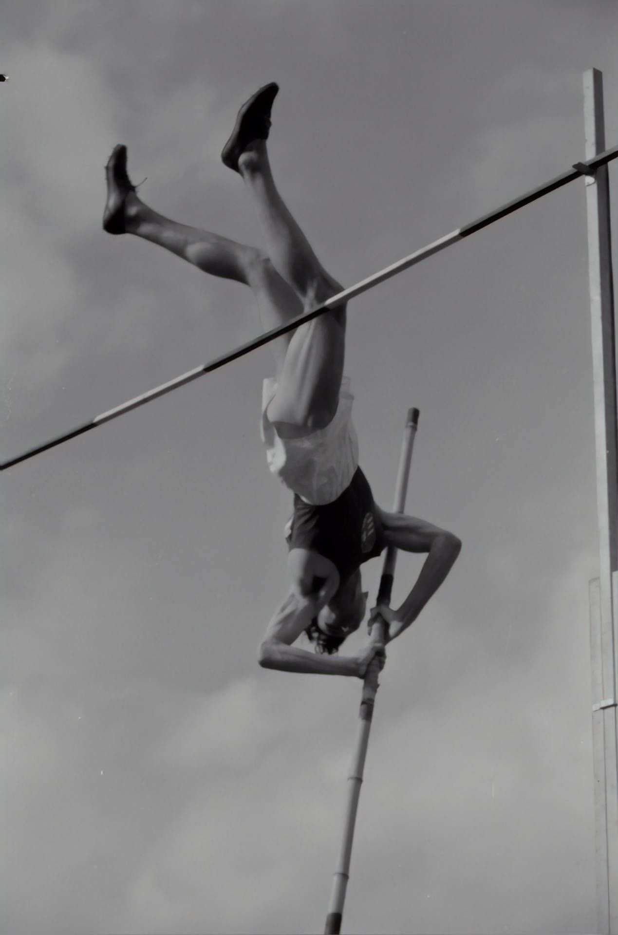 1269x1920 Sport Pole Vault Athlete Wallpaper
