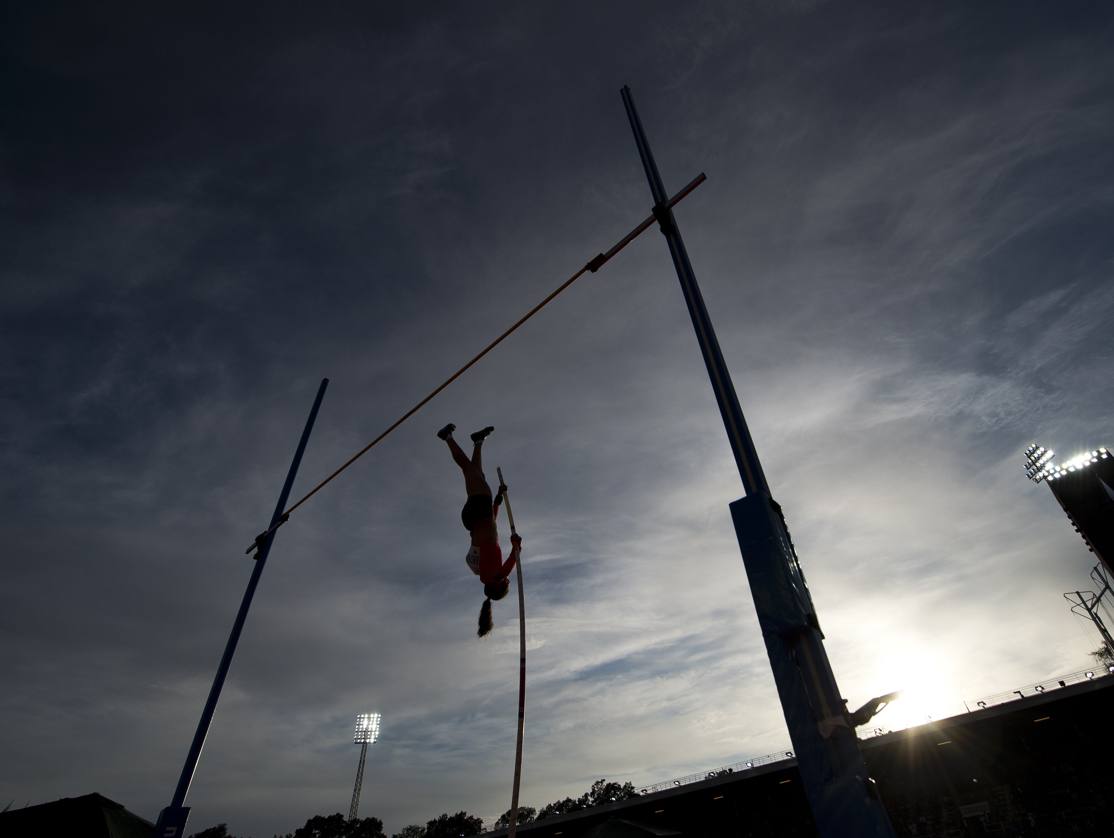 3894x2928 Pole vaulting accident leaves champ a