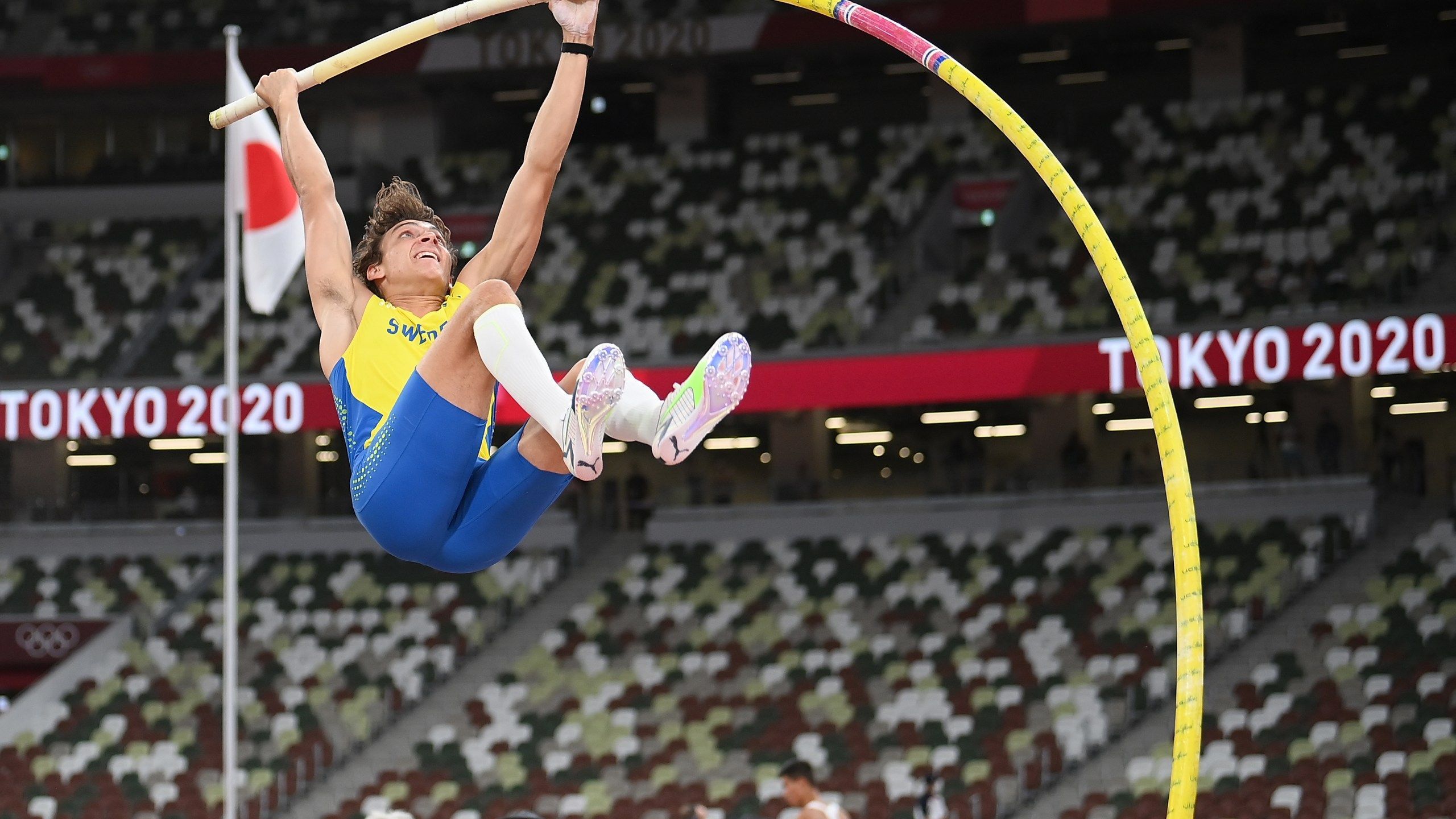 2560x1440 Louisiana native breaks pole vault