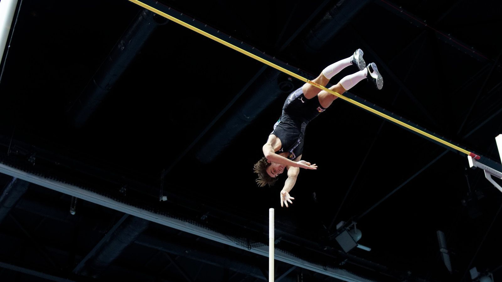 1600x900 Armand Duplantis Breaks the Pole Vault