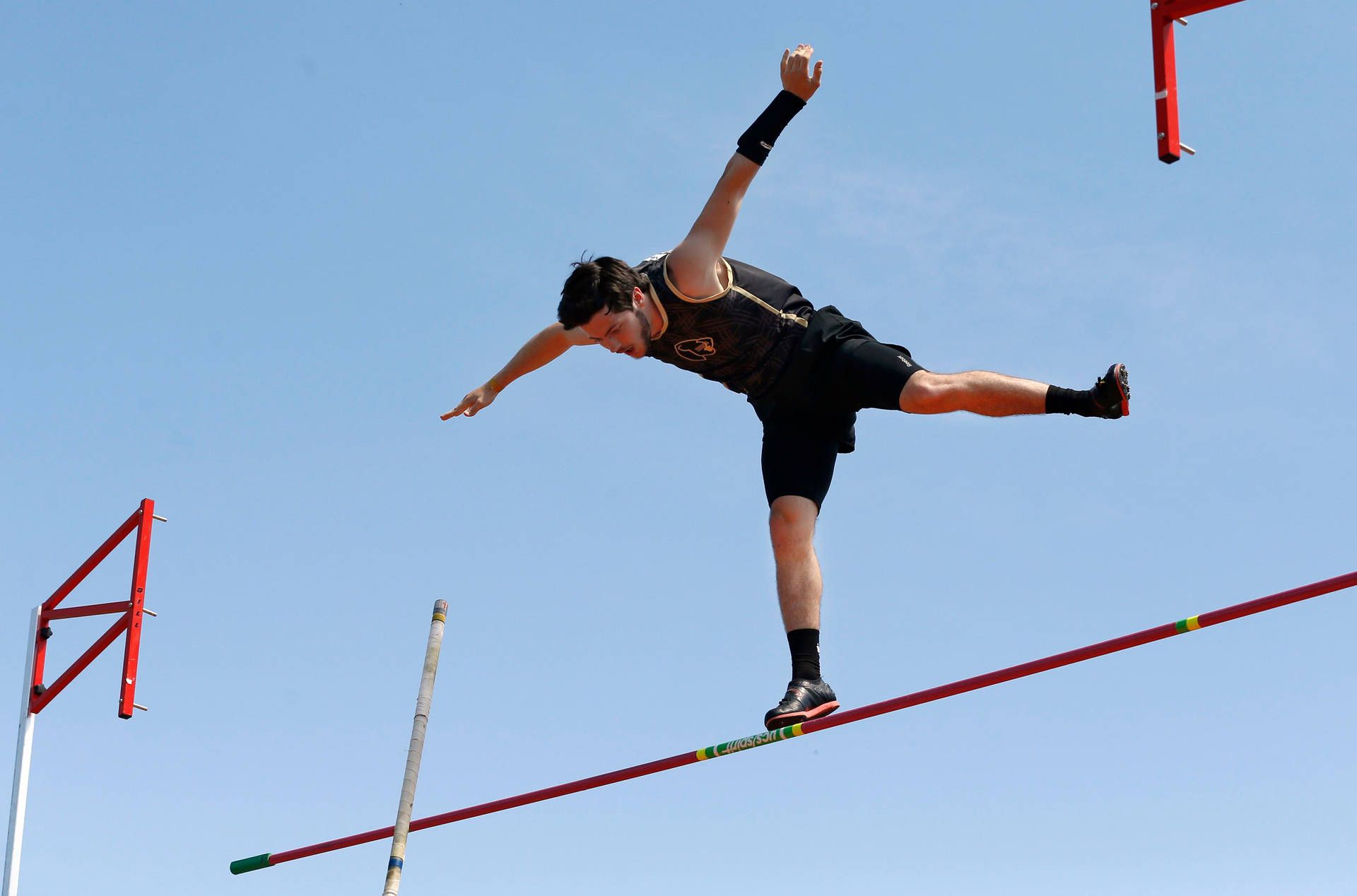 1920x1268 Dynamic Pole Vault Action Wallpaper