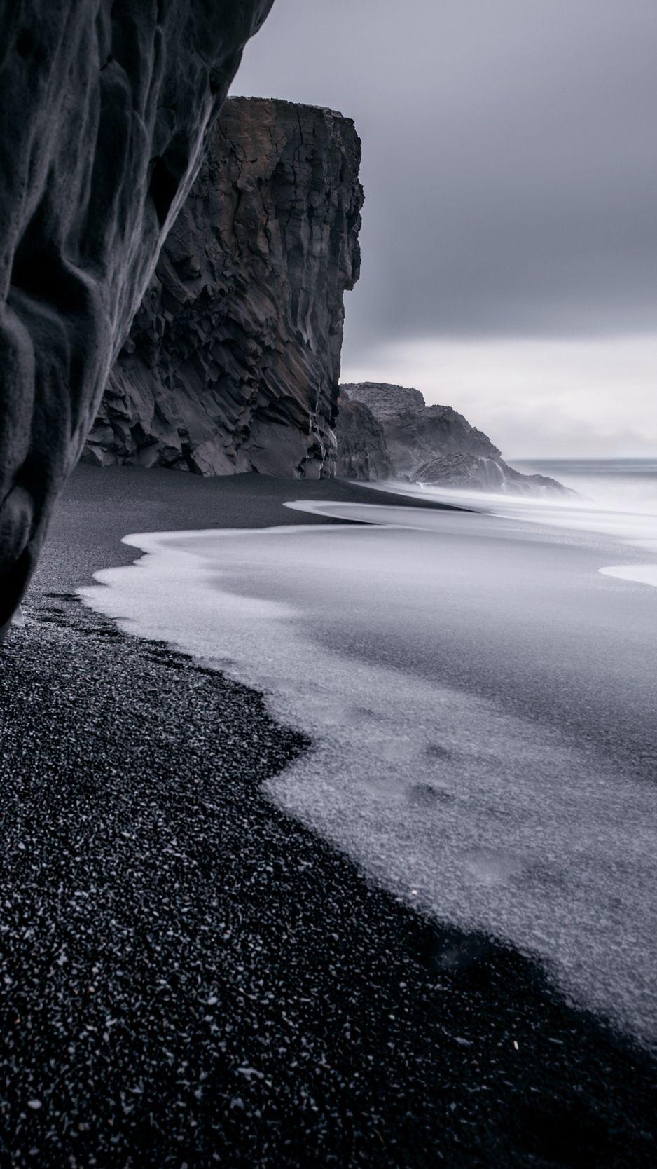 938x1668 Download wallpaper 938x1668 ocean, rocks, surf, pebbles, bw