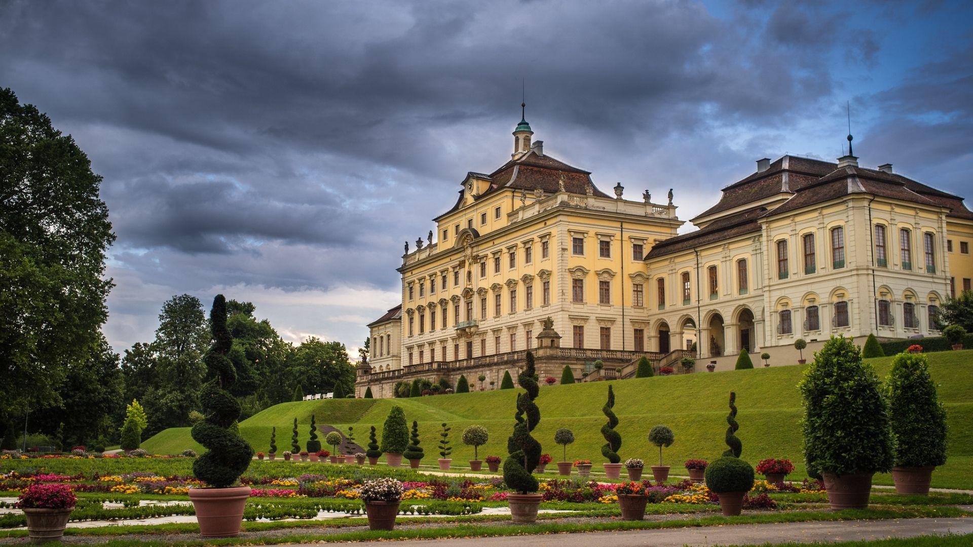 Замок резиденция. Дворец Людвигсбург. Güstrow Palace,дворец в Германии. Королевская резиденция в Людвигсбурге. Королевский дворец в Швейцарии.