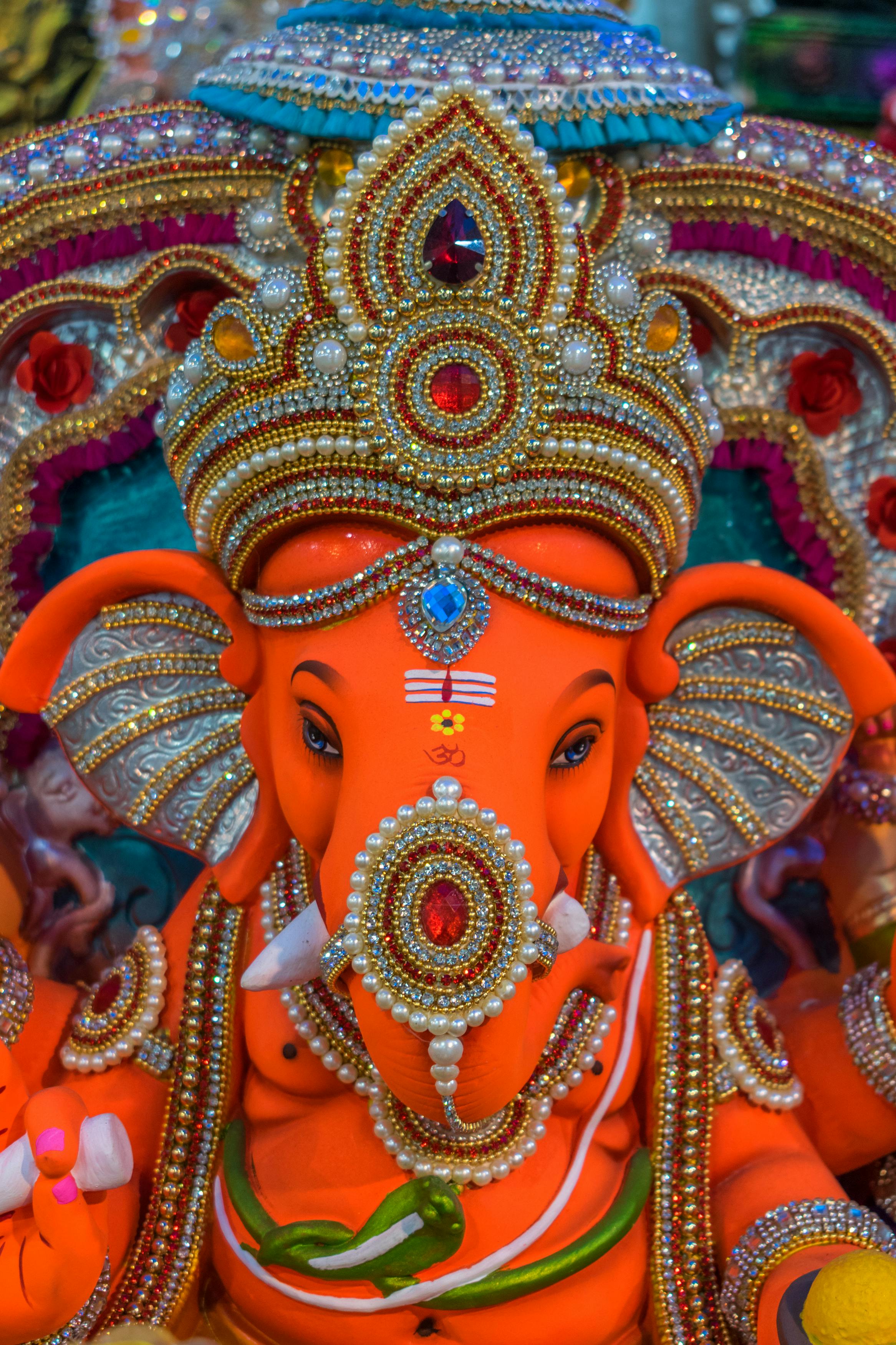 2333x3500 A beautiful idol of Lord Ganpati