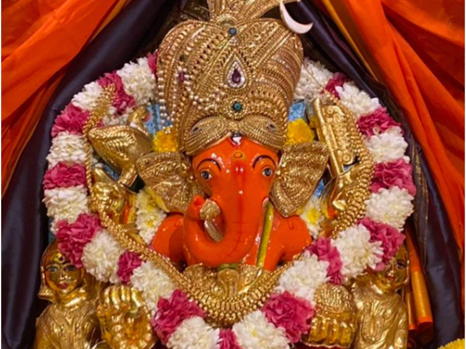 1600x1200 Siddhivinayak Ganpati Idol Live Darshan
