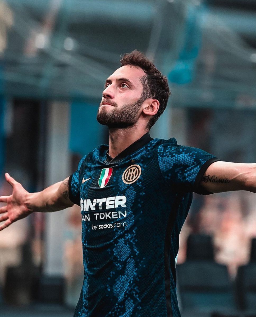968x1200 Hakan Çalhanoğlu Football Photo