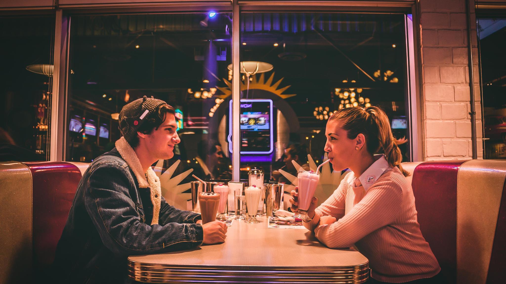 2048x1152 Lili Reinhart Cole Sprouse Riverdale 2048x1152