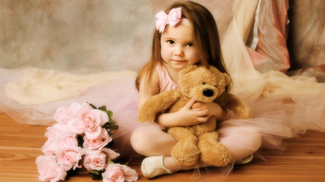 Hình nền em bé dễ thương 1366x768