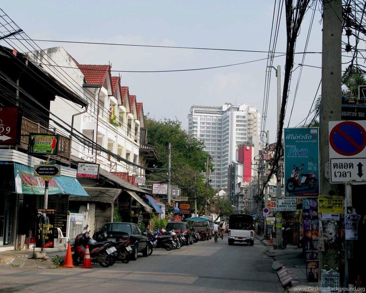 1280x1024 City Street In The Resort Of Chiang Mai, Thailand Wallpaper