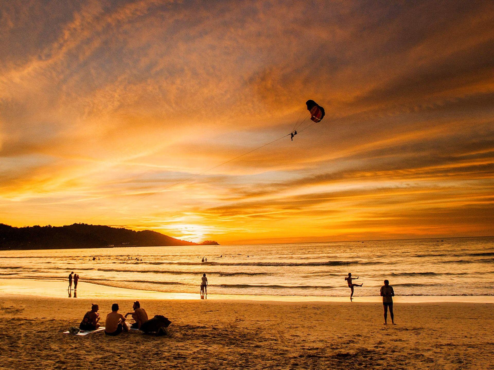 Закат на пхукете. Patong Beach закат. Отдых закат. Пляж Пхукет закат. Закат океан Тайланд.