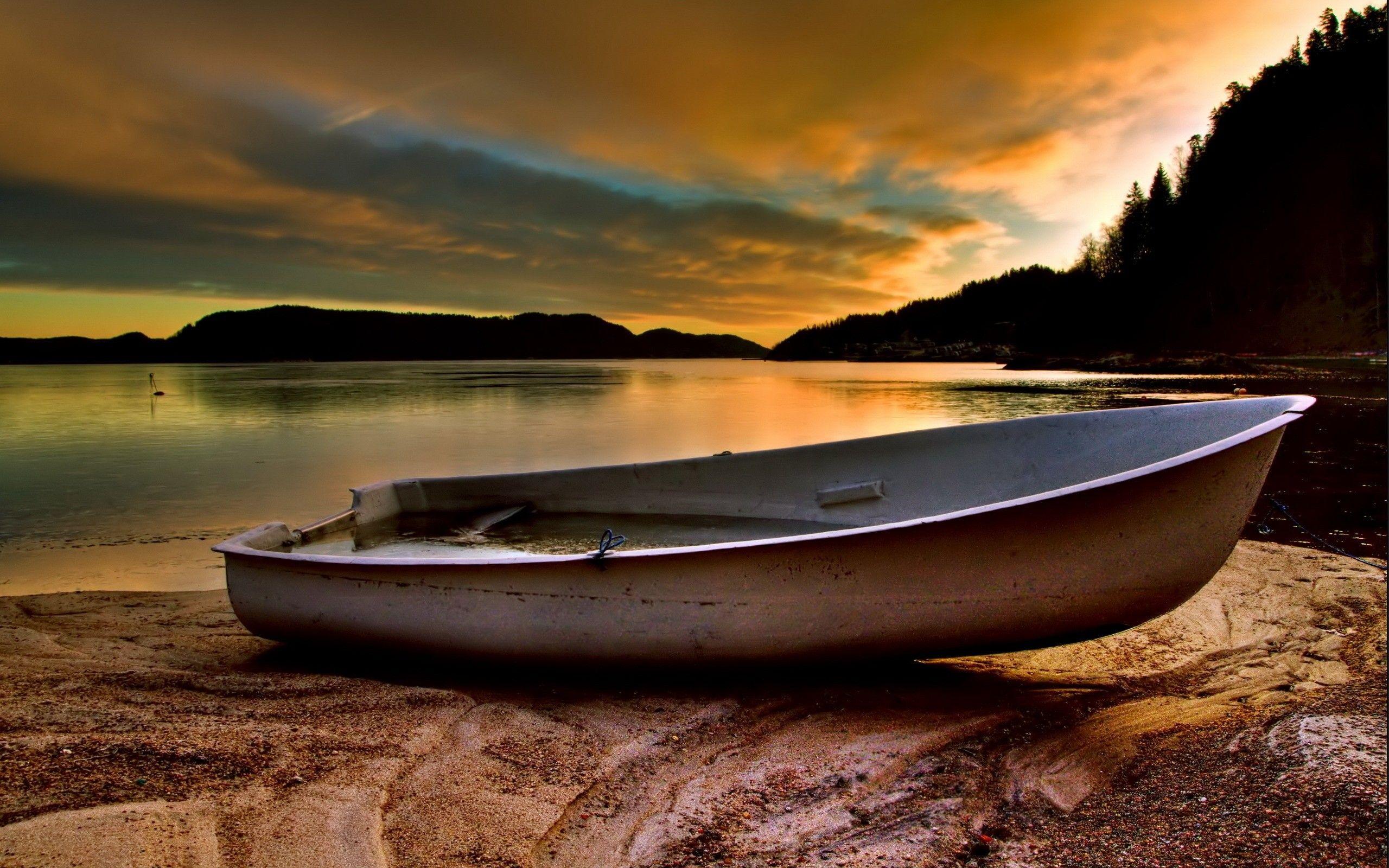 2560x1600 Boat Wallpaper