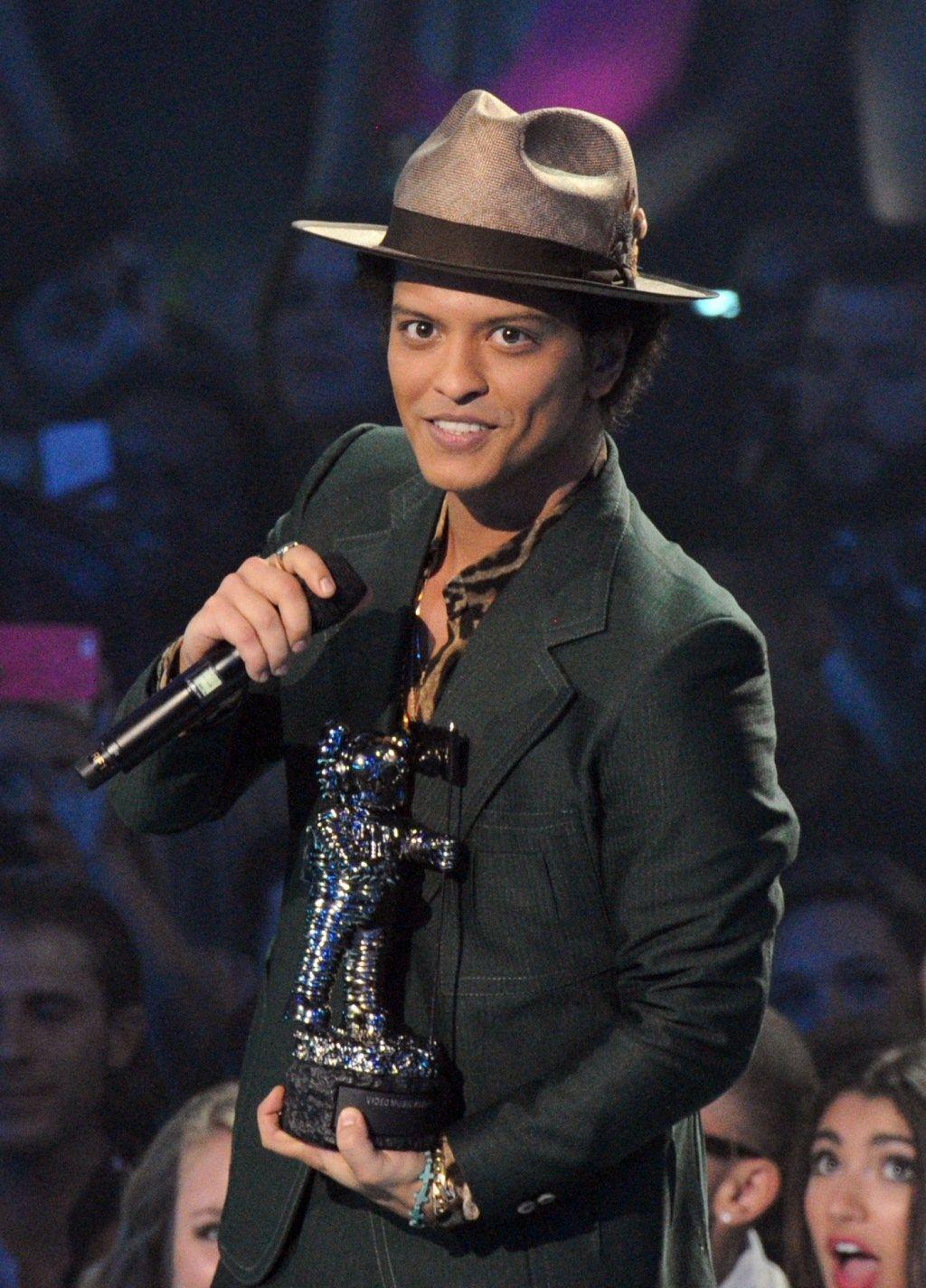 1024x1424 Bruno Mars iPhone Wallpaper, Picture