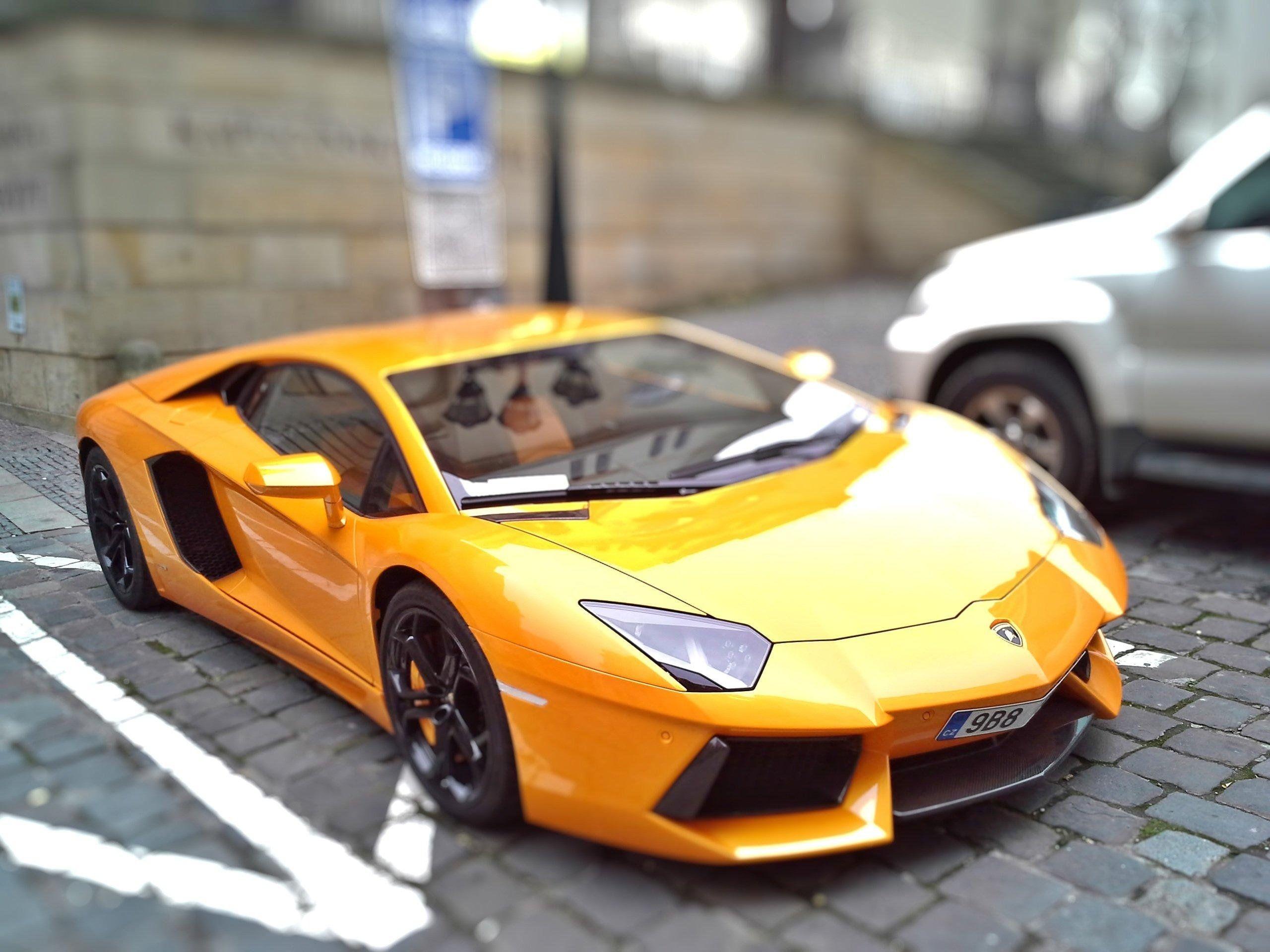 2560x1920 Blur Yellow Lambo Wallpaper for Phone and HD Desktop Background