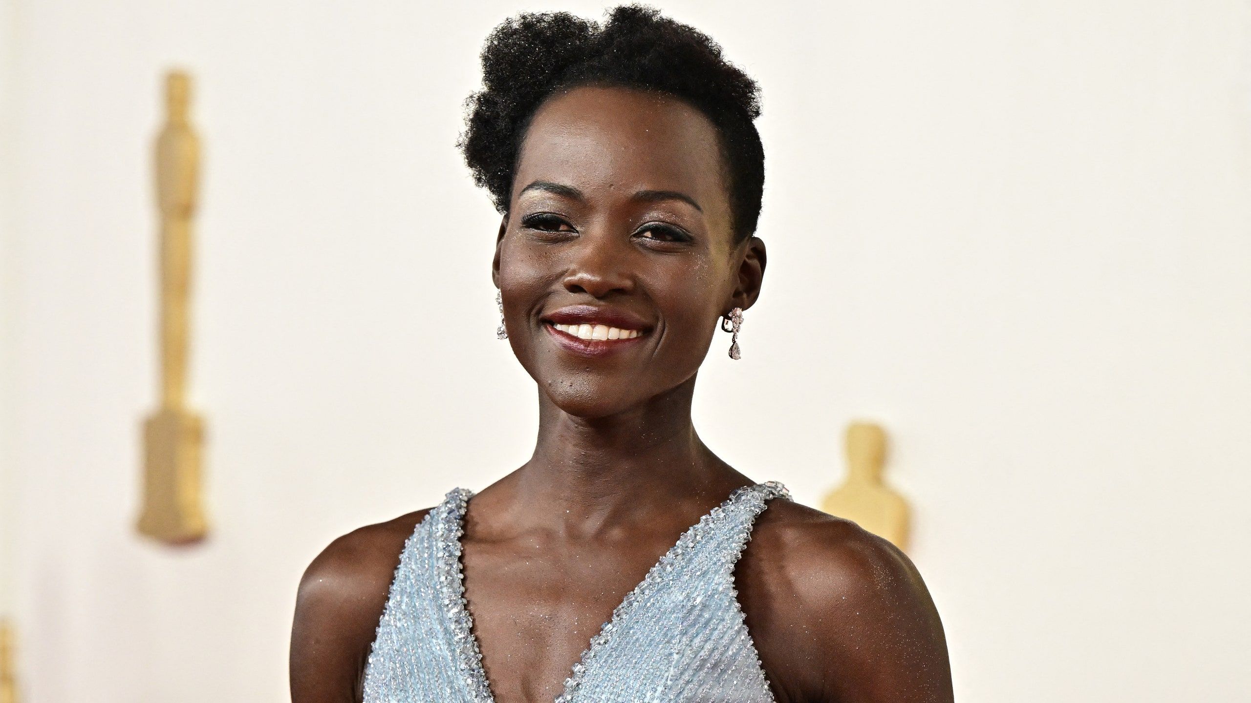 2560x1440 Here's How Lupita Nyong'o Got Her Y2K Body Shimmer at the 2024 Oscars