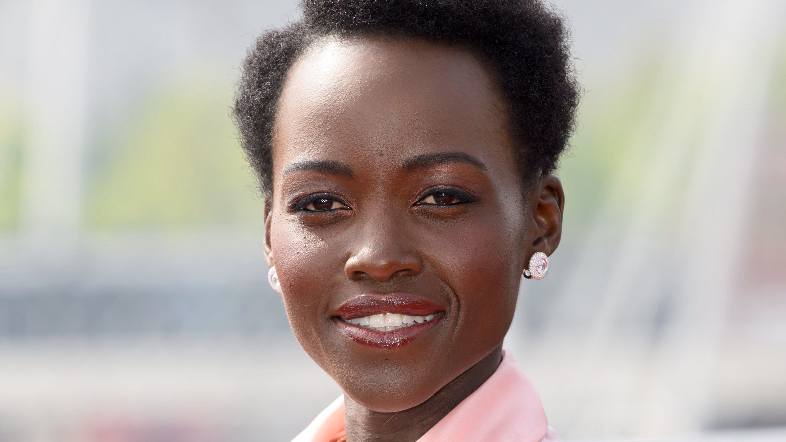 2560x1440 Lupita Nyong'o Turned Tiny Little Sequins Into the Most Inventive Hair Accessory