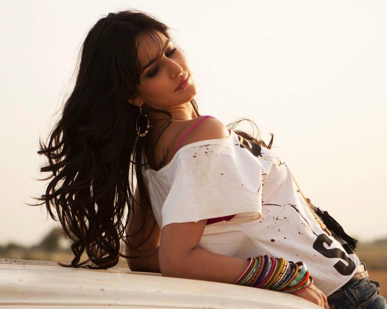 1280x1024 Hot Hindi Actress Wallpaper