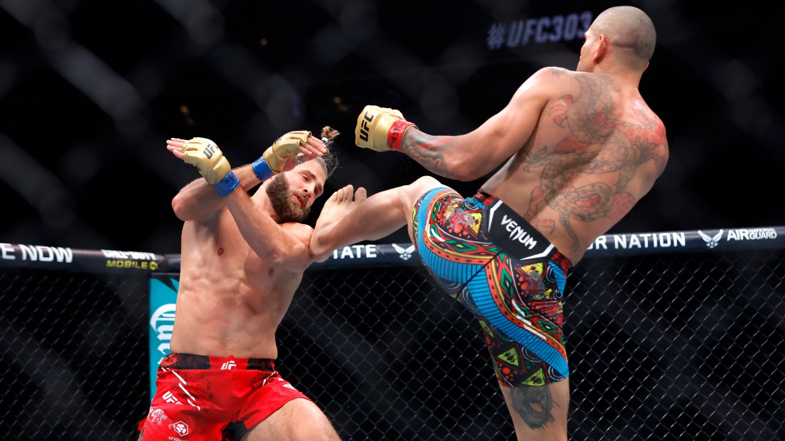 2560x1440 Pereira retains light heavyweight title